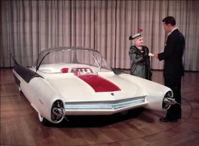 Gageons que la dame insiste, en cette année 1954, pour avoir les clés de cette Ford, en disant au vendeur : "Est-ce que j'ai une gueule ... ? (complétez ! )