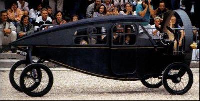 Non, ce n'est pas le carrosse de reine d'Angleterre ! C'est une Leyat "Helica" de 1921. Dans quel pays a-t-on osé construire ce cafard à roulettes ?