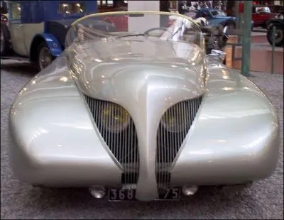 "L'il était en calandre et regardait le péquin" aurait pu dire Victor Argot. En 1938, un dessinateur de génie ne lésine pas sur le métal ! Qui donc ?