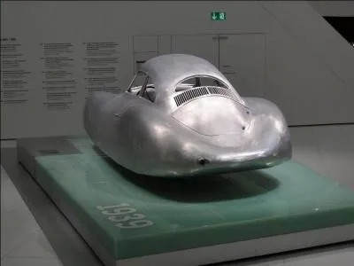 En 1939, alors que ça ne rigole plus du tout en Pologne ou en Tchécoslovaquie, un carrossier vous invite à passer sous les ... (complétez ! )