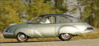 En 1948, c'est déjà une revenante qui roule à tire-d'aile : la Panhard Dynavia (610 cm³ pour 29 CV) atteint 120 km/h. Et la consommation aux 100 km, me direz-vous ?