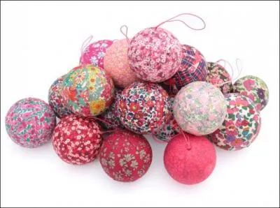 À quel tissu, ces boules au décor frais, vif mais rétro, vous font-elles penser ?