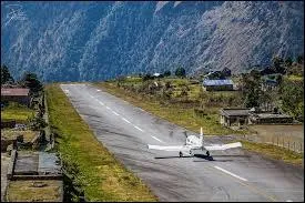 En altitude élevée où la densité de l'air est moindre les pistes d'envol des aéroports doivent être plus longues.
