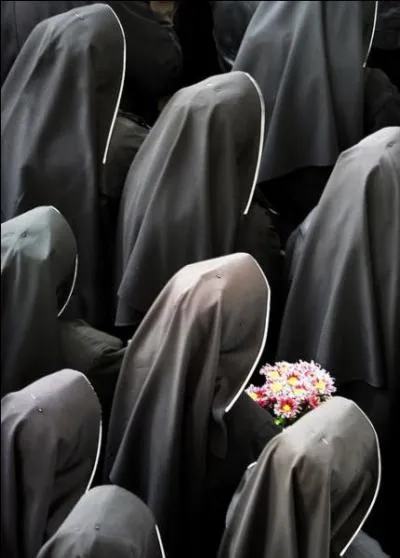 Qui chantait "Sainte-Marie pleine de grâces dont la statue est sur la place, bien sûr vous lui tendez les bras en lui chantant Ave Maria. Y a tant d'amour de souvenirs autour de toi, toi la mamma ?