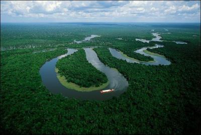 On le rencontre dans les régions intertropicales. Il n'a qu'une saison, chaude et humide. À cause des précipitations importantes, les cours d'eau ont des débits gigantesques. L'Amazone écoule plus de 180 000 mètres cubes à la seconde grâce au climat...
