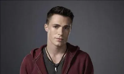 Qui se cache sous la capuche rouge ?