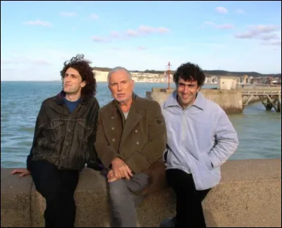 Accompagné de de deux autres artistes, Bernard Lavilliers a enregistré en octobre 2021, au pied du phare du Tréport, un clip pour sa chanson "Je tiens d'elle". Quel est le nom de ce duo qui figure sur ce clip aux airs iodés ?