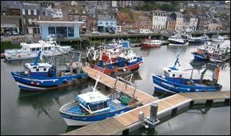 2015. Accompagné de Jean Santini, son passage n'est pas passé inaperçu au Tréport lors de l'enregistrement du "Port de l'oubli" téléfilm policier. Quel est ce grand acteur ?