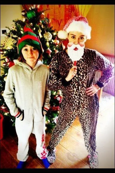 D'après nos dernières informations, la chanteuse (à droite sur la photo) aurait actuellement le feu au ... Noël, en tout cas on est très loin d'Hannah Montana !