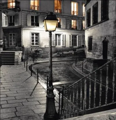 En quelle année la ville de Paris a-t-elle bénéficié du premier éclairage public, consistant à des lanternes fixées aux deux extrémités, et au milieu des rues, et munies de chandelles ?