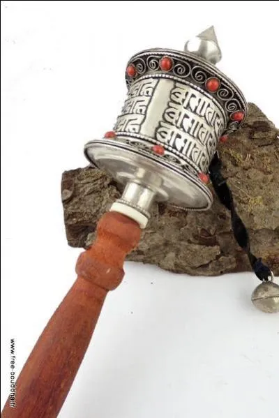 Dans quelle religion le moulin à prières est-il utilisé ?