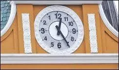 Cette horloge est originale car elle est inversée. Dans quel pays pouvez-vous l'admirer ?