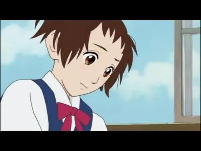 De quelle forme est le pendentif qu'elle porte ?