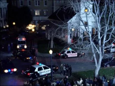 Qui est mort étranglé par des cordes dans l'église ?