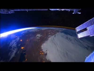 &Agrave; Reykjavik, que fait l'Imagine Peace Tower chaque ann&eacute;e entre le 9 octobre et le 8 d&eacute;cembre pour comm&eacute;morer la m&eacute;moire de John Lennon ?