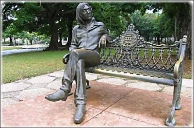 Dans quel parc de quelle ville peut-on retrouver ce banc avec la sculpture de John Lennon ?