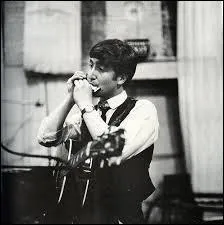 Restons dans sa jeunesse. Quel est le premier instrument que John a jou&eacute; et ma&icirc;tris&eacute; ?