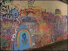 Pour un homme qui a chant&eacute; la paix toute sa vie, il est tr&egrave;s ironique qu'il soit mort de fa&ccedil;on violente. Partout dans le monde on continue de diff&eacute;rentes fa&ccedil;ons &agrave; lui rendre hommage. Par exemple, dans quelle ville se situe le mur John Lennon ?