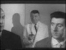 (B. Blier) : Bougez pas ! ... Les mains sur la table ! Je vous préviens qu'on a la puissance de feu d'un ------------------ et des flingues de concours. 
(R. Dalban) : Si ces messieurs veulent bien me les confier...
(B. Blier) : Quoi ?
(R. Dalban) : Allons vite messieurs ! Quelqu'un pourrait venir, on pourrait se méprendre et on jaserait... Nous venons déjà de frôler l'incident.