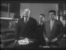 (J. Lefebvre) : J'te disais que cette démarche ne s'imposait pas. Au fond maintenant, les diplomates prendraient plutôt le pas sur les hommes d'action. L'époque serait aux tables rondes et à la détente, hein ? Qu'est-ce que t'en penses ? 
(L. Ventura) : J'dis pas non.
(B. Blier) : Mais dis donc, on est tout de même pas venu pour ----------------- !