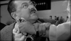 (J. Lefebvre) : Pourquoi pas ! Au contraire, les tâches ménagères ne sont pas sans noblesse ; surtout parce qu'elles constituent le pas vers des négociations fructueuses, hein ? ... Merci. 
(L. Ventura) : Maître Folace, vous devriez planquer les motifs de fâcher ! 

(Une jeune fille vient chercher du whisky et attrape quelques billets.) 

(F. Blanche) : ---------------------------- !