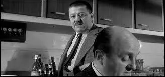 (J. Lefebvre) : L'alcool à cet âge-là... enfin ! 
(L. Ventura) : Non mais c'est un scandale ! 
(B. Blier) : Nous par contre, on est des adultes... On pourrait peut-être s'en faire un p'tit, hein ! ? 
(L. Ventura) : Ça, le fait est ! Maître Folace ? 
(F. Blanche) : Seulement le tout-venant a été piraté par les mômes. Qu'est-ce qu'on fait, --------------------------- ? Ça va rajeunir personne !