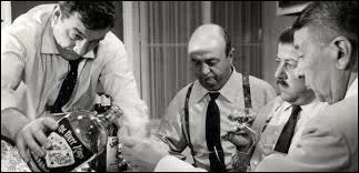 (J. Lefebvre) : Pourquoi vous dites ça ? Il a pourtant l'air honnête ! 
(L. Ventura) : Sans être franchement malhonnête, au premier abord, comme ça, il a l'air assez curieux. 
(F. BLanche) : Y date du mexicain, du temps des grandes heures, seulement on a dû arrêter la fabrication : y a des clients qui devenaient ---------------------, alors ça faisait des histoires !