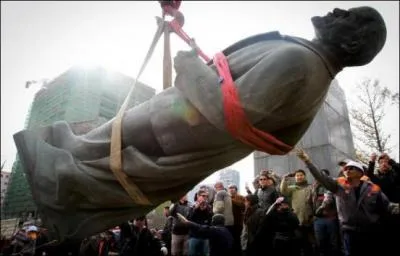 La statue de quel personnage historique a-t-elle été déboulonnée en 1990 en Roumanie ?