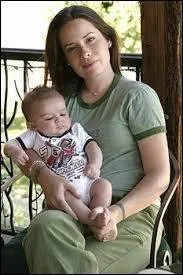 Quelle soeur a un enfant en premier ?