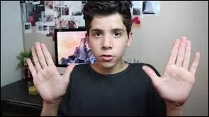 Sur les réseaux sociaux il a mis comme nom de famille "Gwed" ; mais est-ce son vrai nom ?