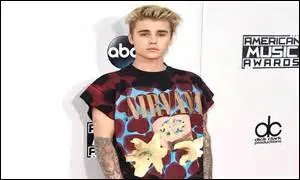 Avec qui est-il apparu dans un clip ?