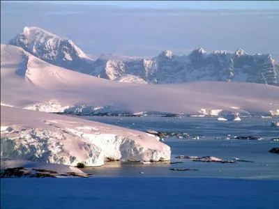 Les calottes glacières du Groenland et de l'Antarctique s'amenuisent lentement et contribuent à la montée des eaux.