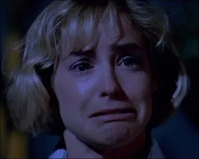 Comment s'appelle la jeune fille blonde du film "Les Griffes de la nuit" ?