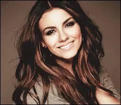 Comment se nomme véritablement cette jolie brune, ayant pour professions actrice et chanteuse ?