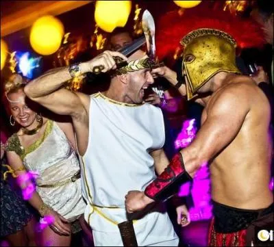 Le Saint-Tropez de l'antiquité, station balnéaire du golfe de Naples que Sénèque appelait "l'antre du vice", le Tout-Rome venait forniquer et se saouler : quel est cet endroit ?