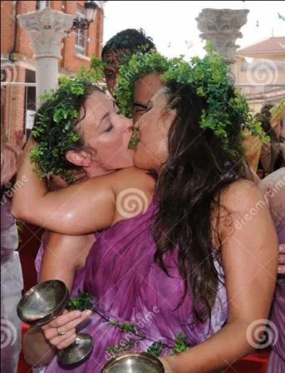 À Sparte, pour célébrer les moissons célèbres d'Apollon, les jeunes gens font une course, portant des grappes de raisin : quelle est cette fête ?