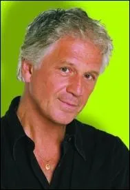 « Assis près de toi, j'attendais la récré pour aller au café boire un chocolat et puis t'embrasser ». A qui s'adressait le chanteur ?