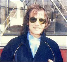 « Quand tu t'éveilles près de moi, quand je te prends dans mes bras, j'ai l'impression chaque fois que c'est la première fois ». De qui parle-t-on ?