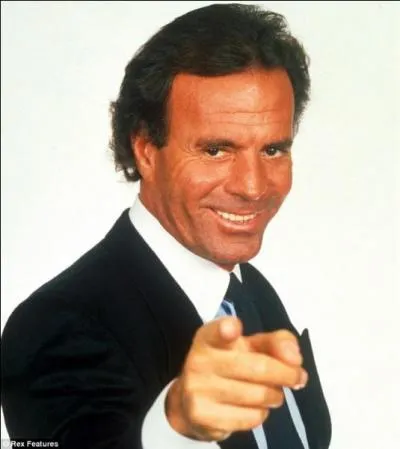 De quelle chanson sont extraites les paroles suivantes : « Comme la nuit, comme les rêves, comme les yeux noirs de mon amour » ?