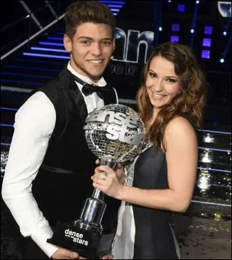 En quelle saison a-t-elle soulevé le trophée de 'Danse avec les stars' avec le beau comédien Rayane Bensetti ?