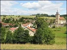 Nous sommes à Entre-Deux-Eaux. Village lorrain de l'arrondissement de Saint-Dié-des-Vosges, il se situe dans le département ...
