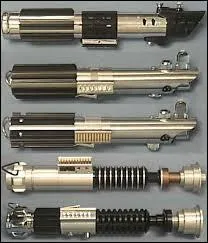 De quelle couleur est le sabre laser de Mace Win du ?