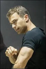 Qui est espionné par Quatre ?