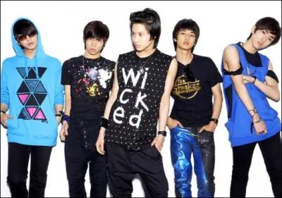 Les SHINee ont débuté avec "Replay" en :