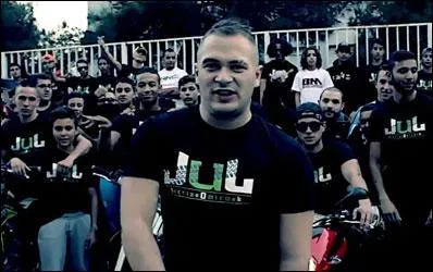 Dans la musique, JUL sort -----.