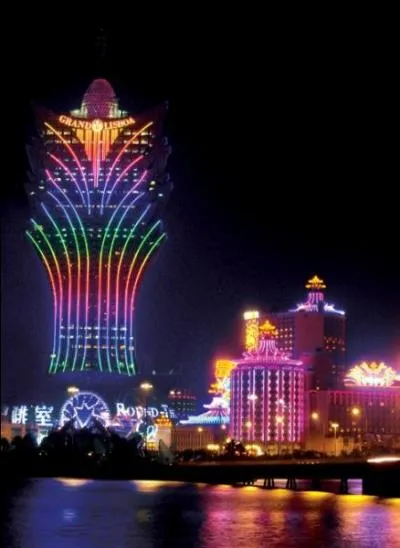 Comment s'appelle cette tour et dans quelle ville se trouve-t-elle ?
(2 réponses obligatoires : 1 ville et 1 tour)