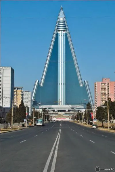 Comment s'appelle cette tour et dans quelle ville se trouve-t-elle ?
(2 réponses obligatoires : 1 ville et 1 tour)