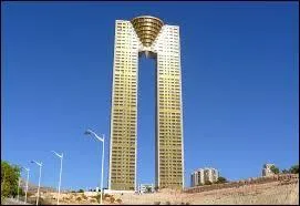 Comment s'appelle cette tour et dans quelle ville se trouve-t-elle ?
(2 réponses obligatoires : 1 ville et 1 tour)