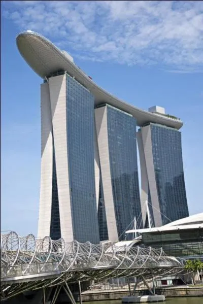 Comment s'appelle cette tour et dans quelle ville se trouve-t-elle ?
(2 réponses obligatoires : 1 ville et 1 tour)