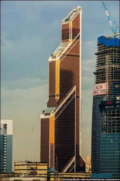 Comment s'appelle cette tour et dans quelle ville se trouve-t-elle ?
(2 réponses obligatoires : 1 ville et 1 tour)